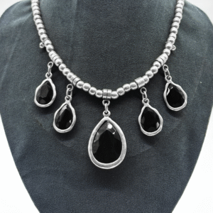 Collar de cristales de gotas negro