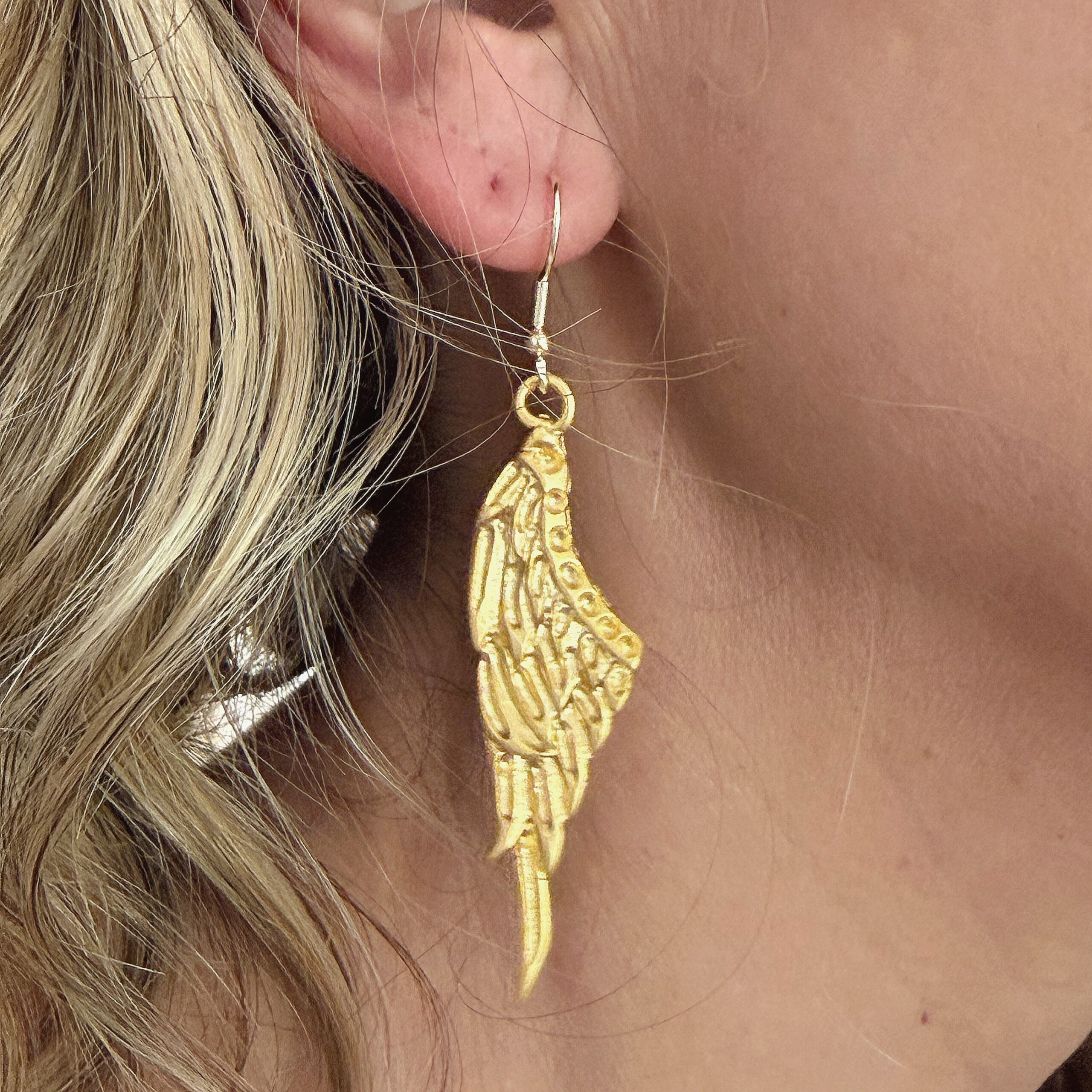 Aretes de Alas Gold Matte - Image 2